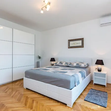 別荘 3 Bedroom Gorgeous In ヤドラニヴォ
