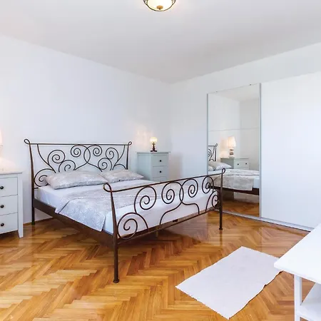 Holiday home 3 Bedroom Gorgeous In Jadranovo